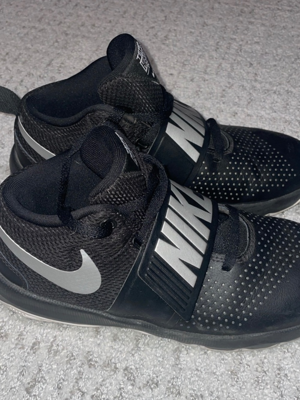 Nike Team Hustle D 8 (GS) Shoes Youth Size 6Y Black Strap Basketball 881941-001